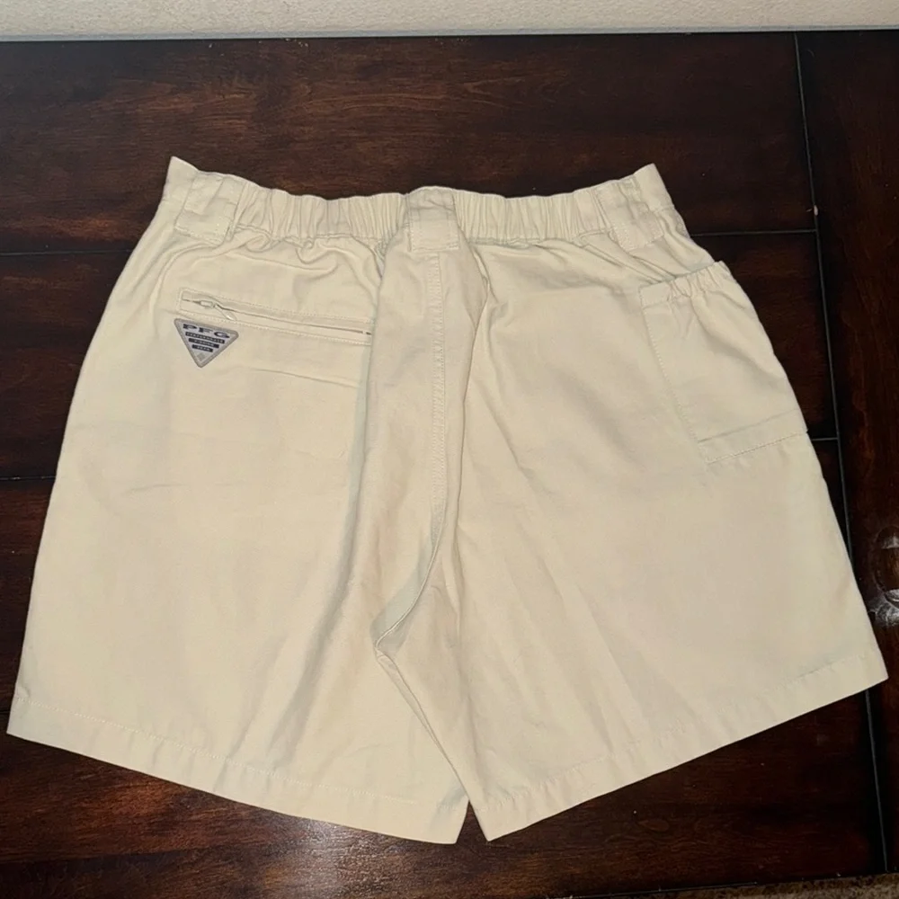 Columbia Men's Cream PFG Cargo Shorts - Large - Picture 5 of 8